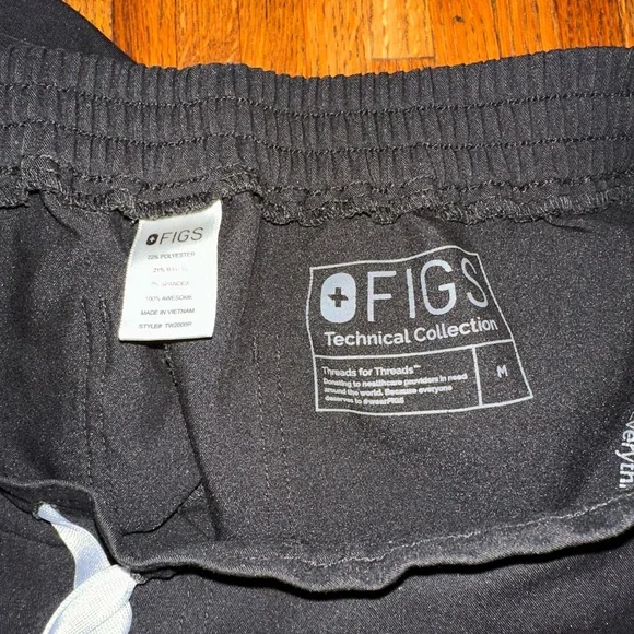 Figs Women's Black Scrub Set - Picture 2 of 6